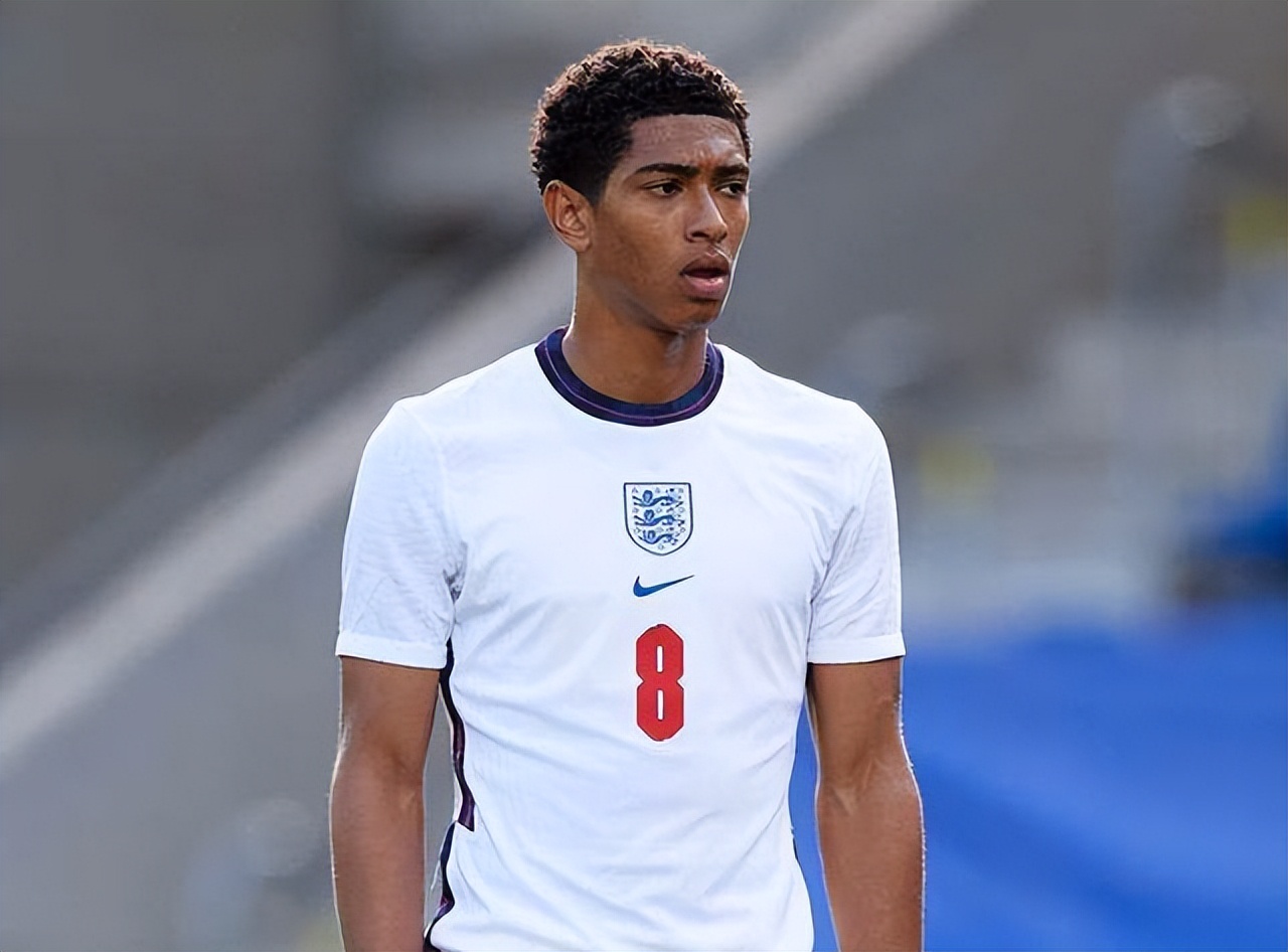 曼联小将莱西染红，哈格里夫斯：他还是孩子，会吸取教训的